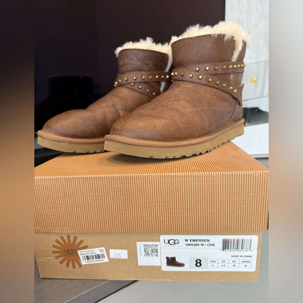 Ugg boots, style: W Emerson, ankle high, chestnut color.